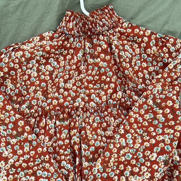 8-10 yr old beautiful hardly ever worn long sleeve floral dress - Picture 2 of 3